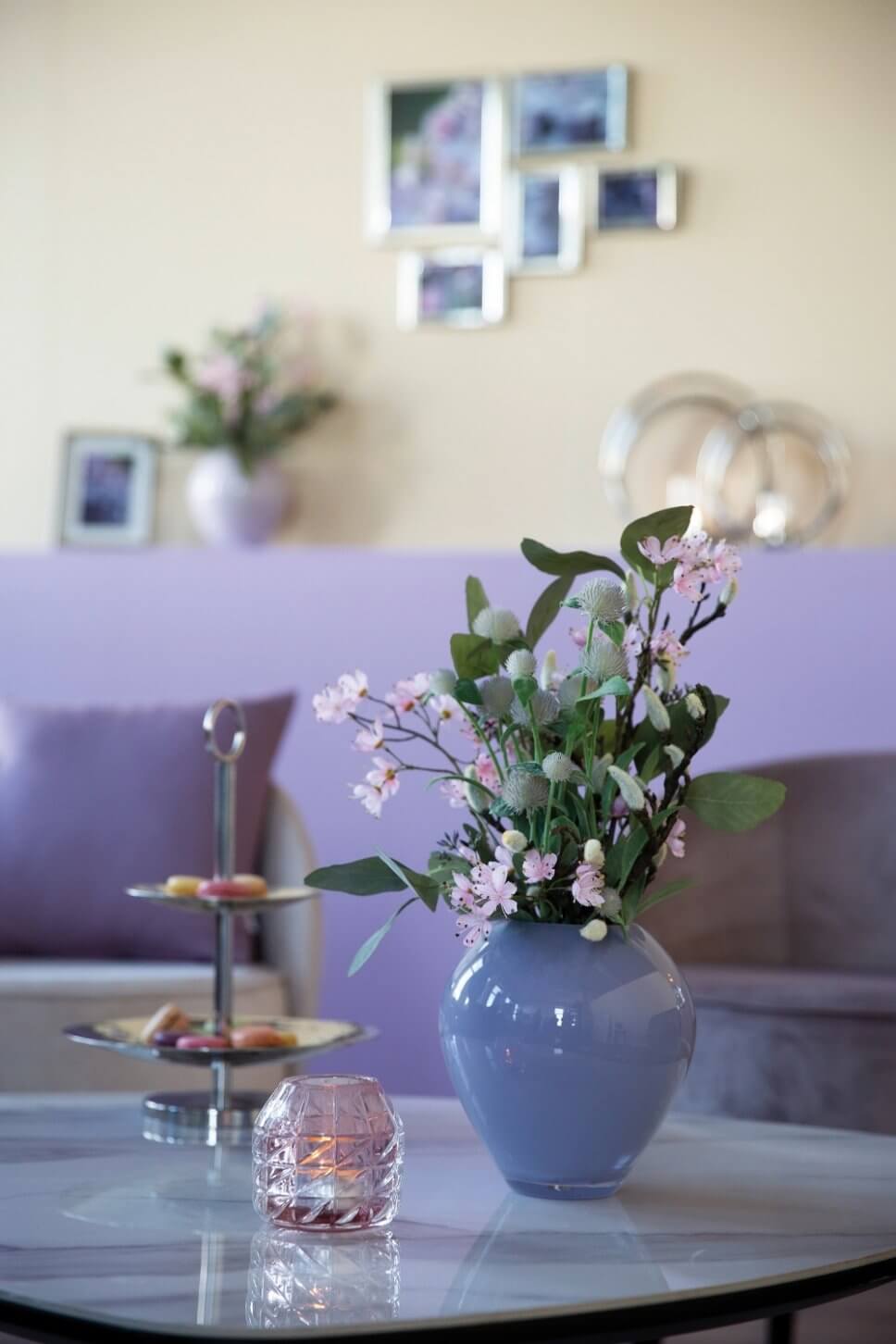 Modern eingerichtetes Wohnzimmer mit lila Vase auf Coffeetable