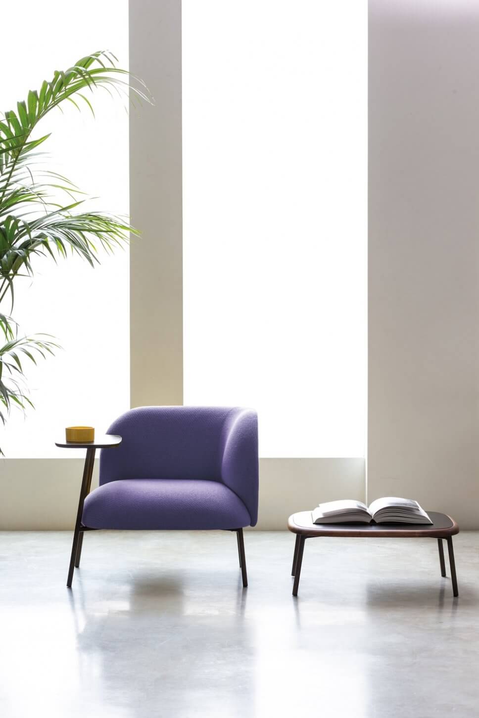 Modern eingerichtetes Wohnzimmer mit lila Sessel