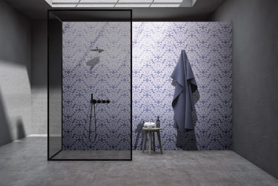 Modern eingerichtetes Duschbad lila Rückwand