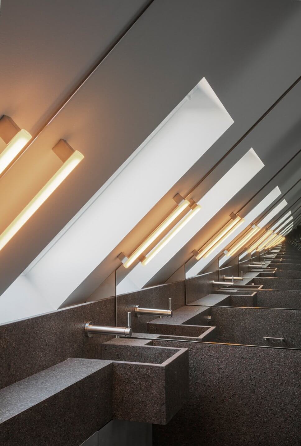 Skandinavisch minimalistisch eingerichtetes Badezimmer in Dachgeschosswohnung