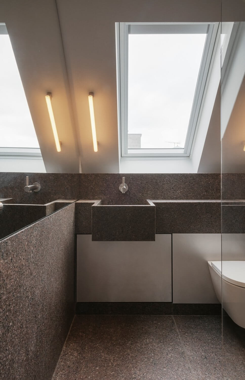 Skandinavisch minimalistisch eingerichtetes Badezimmer in Dachgeschosswohnung