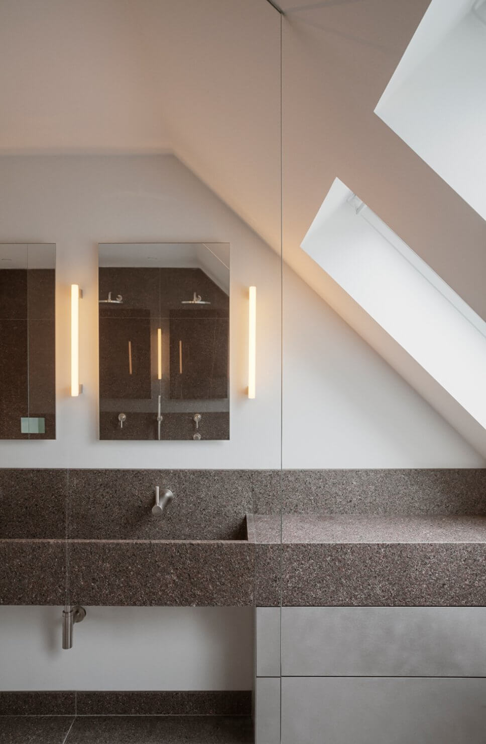 Skandinavisch minimalistisch eingerichtetes Badezimmer in Dachgeschosswohnung