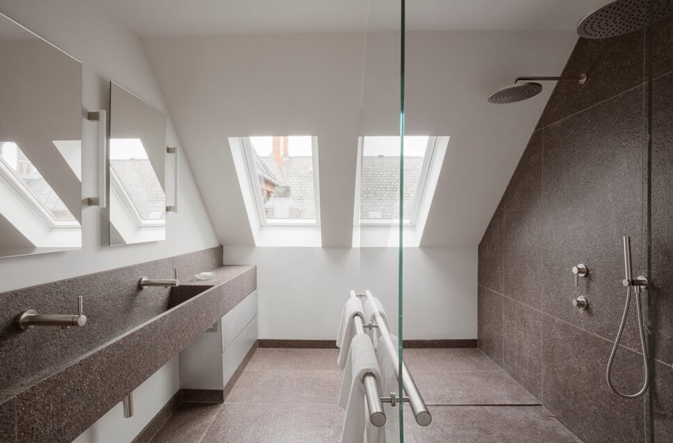 Skandinavisch minimalistisch eingerichtetes Badezimmer in Dachgeschosswohnung