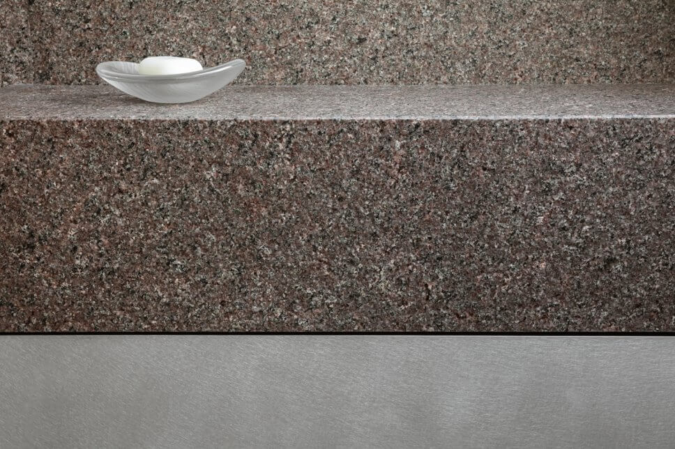 Skandinavisch minimalistisch eingerichtetes Badezimmer in Dachgeschosswohnung