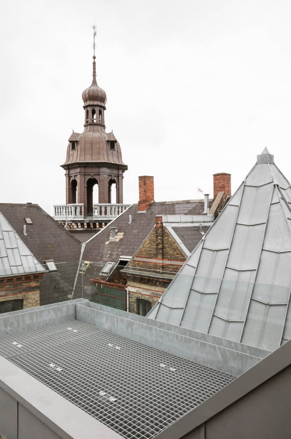 Dachterrasse mit Blick über die Dächer Kopenhagens auf einen Kirchturm