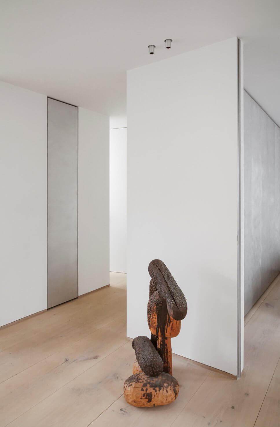 Skandinavisch minimalistisch eingerichteter offener Wohnraum in Dachgeschosswohnung