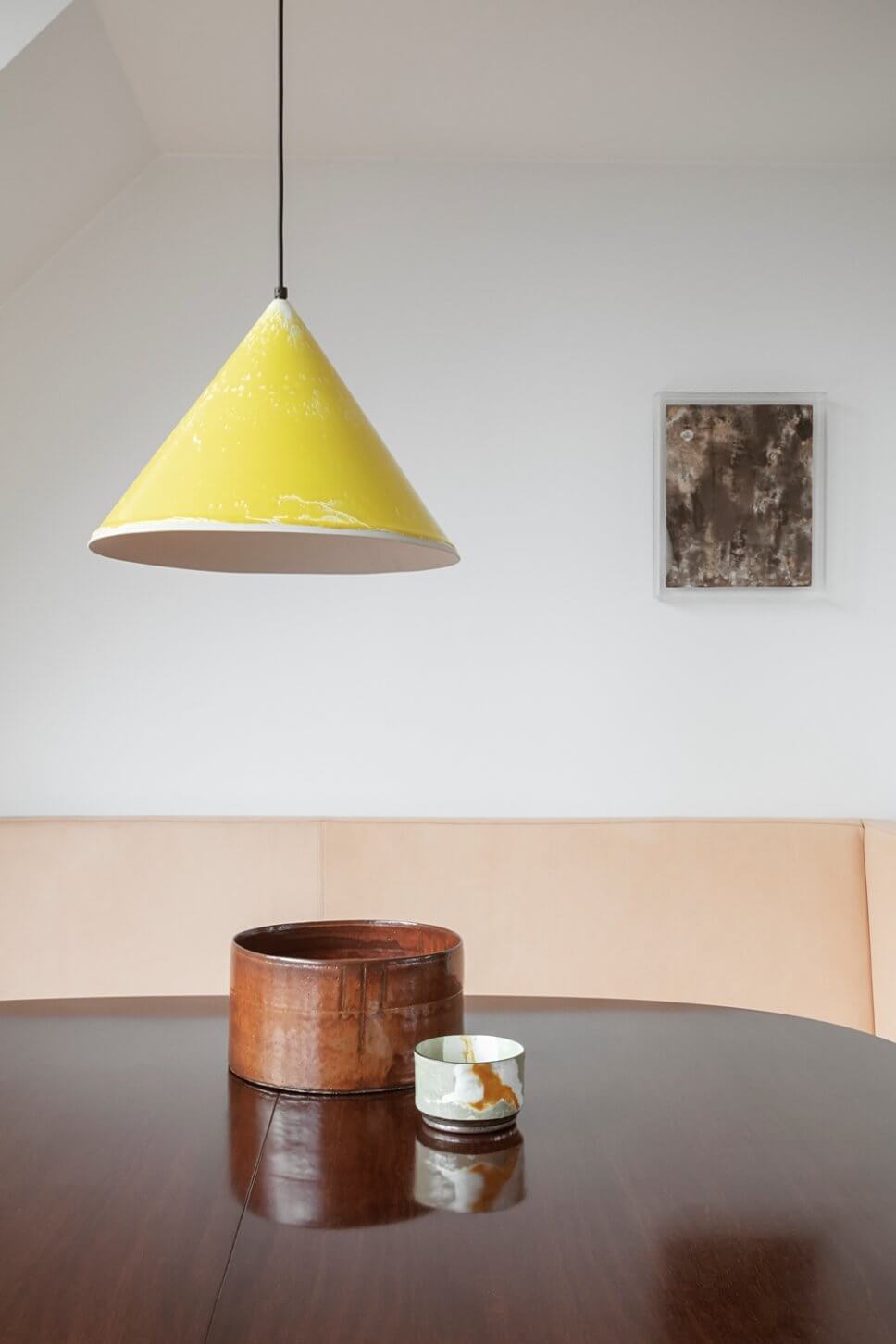 Skandinavisch minimalistisch eingerichteter offenes Wohnzimmer in Dachgeschosswohnung