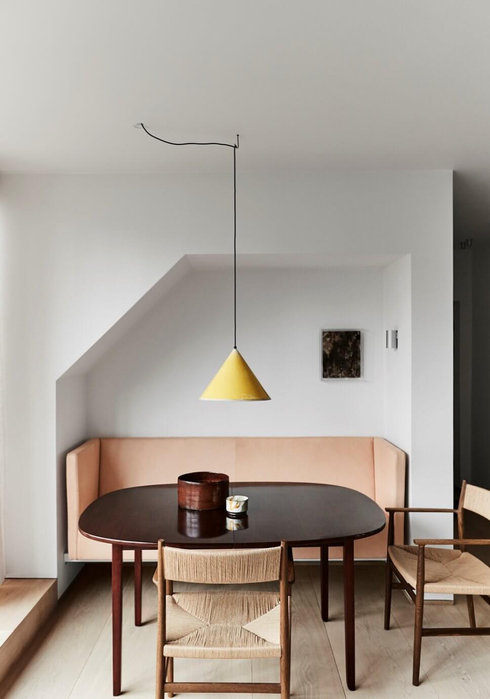 Skandinavisch minimalistisch eingerichtetes Esszimmer in Dachgeschosswohnung