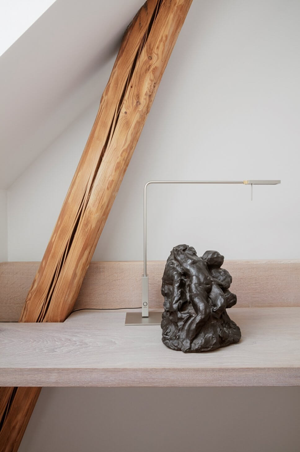 Skandinavisch minimalistisch eingerichtetes Schlafzimmer in Dachgeschosswohnung