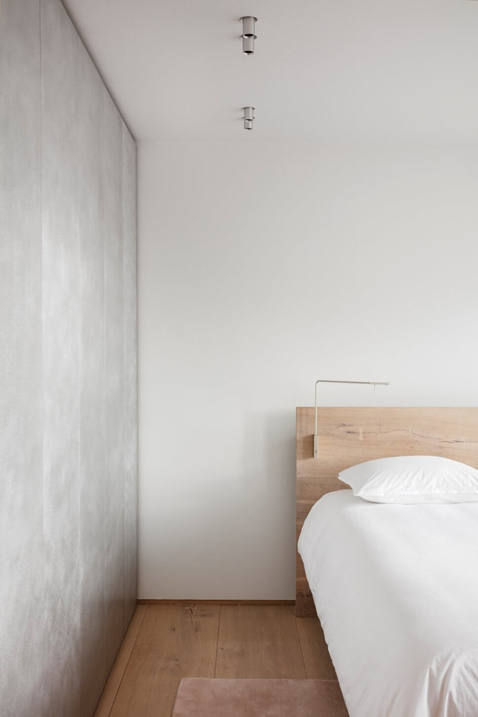 Skandinavisch minimalistisch eingerichtetes Schlafzimmer in Dachgeschosswohnung