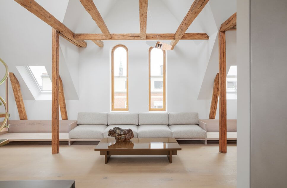 Skandinavisch minimalistisch eingerichteter offenes Wohnzimmer in Dachgeschosswohnung