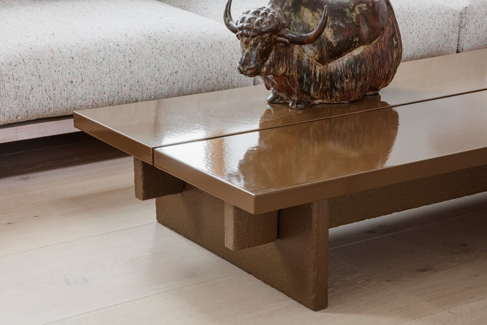 Skandinavisch minimalistisch eingerichteter offenes Wohnzimmer in Dachgeschosswohnung