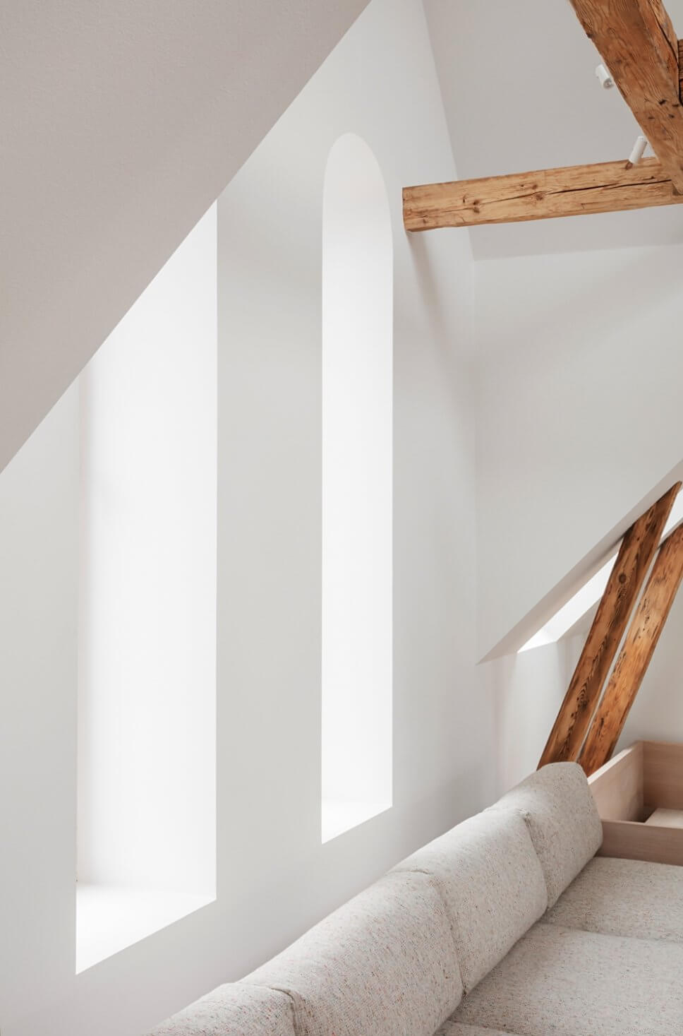 Skandinavisch minimalistisch eingerichteter offenes Wohnzimmer in Dachgeschosswohnung