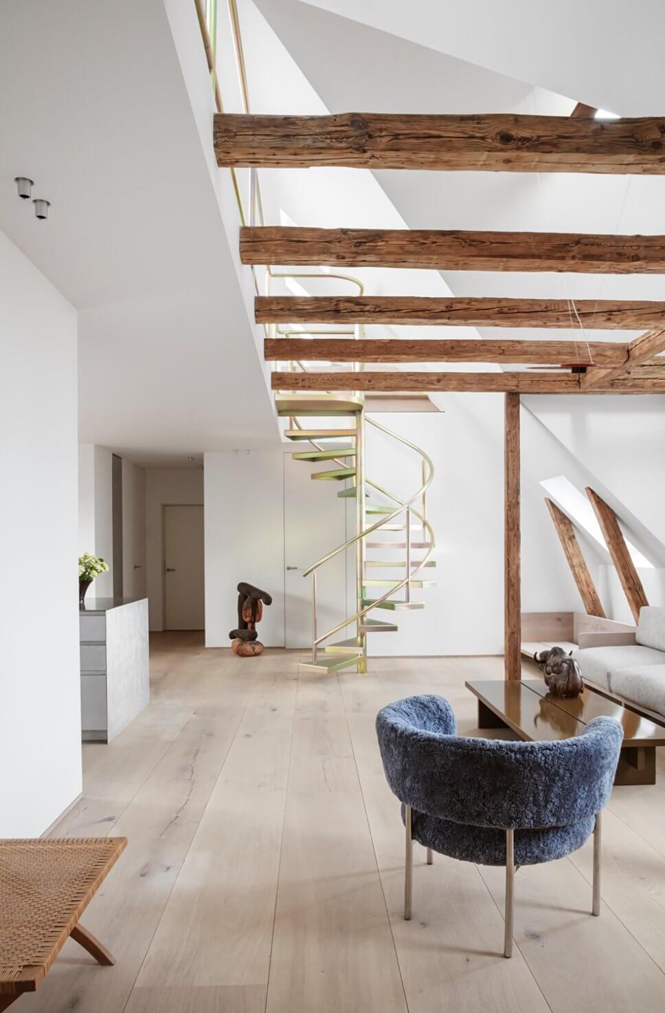 Skandinavisch minimalistisch eingerichteter offenes Wohnzimmer in Dachgeschosswohnung