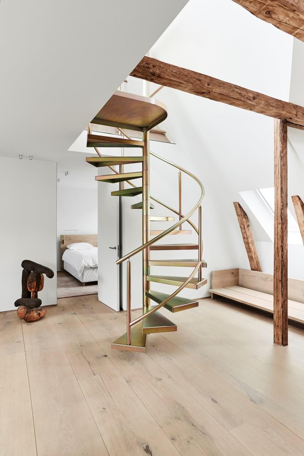 Skandinavisch minimalistisch eingerichteter offenes Wohnzimmer in Dachgeschosswohnung