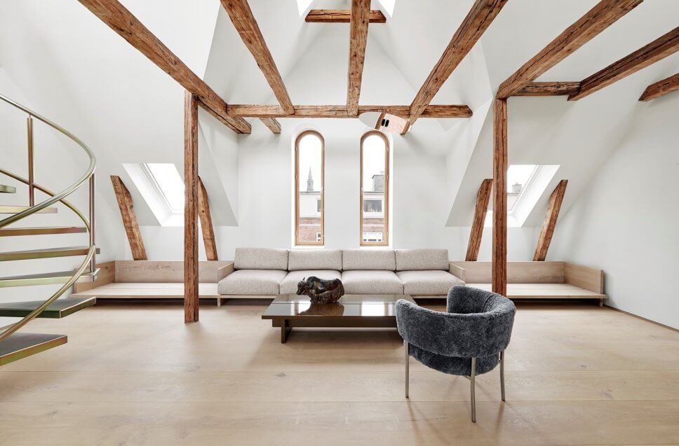 Skandinavisch minimalistisch eingerichteter offenes Wohnzimmer in Dachgeschosswohnung