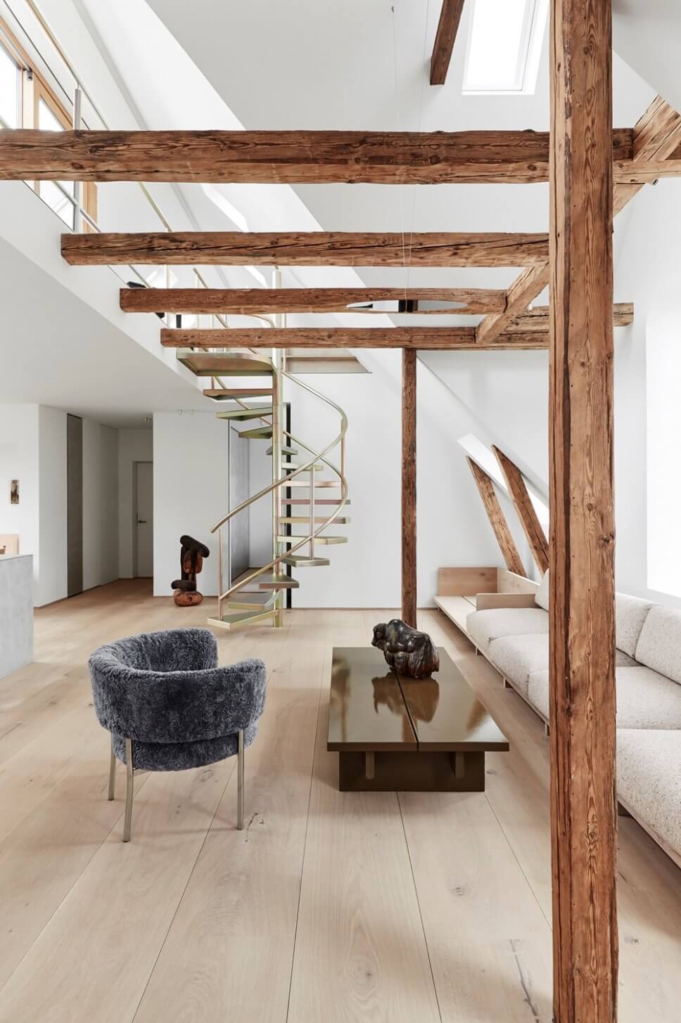 Skandinavisch minimalistisch eingerichteter offenes Wohnzimmer in Dachgeschosswohnung