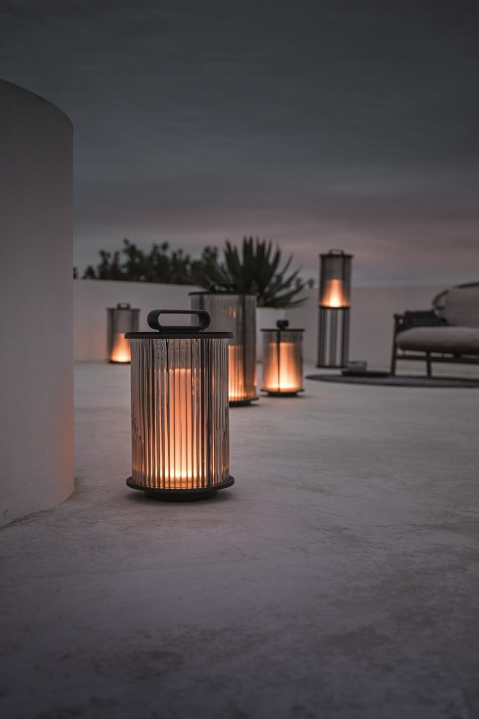 Terrasse mit Außenleuchten stimmungsvoll beleuchtet