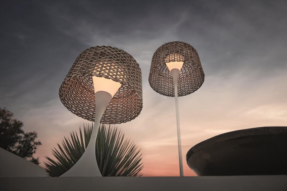 Terrasse mit Außenleuchten stimmungsvoll beleuchtet