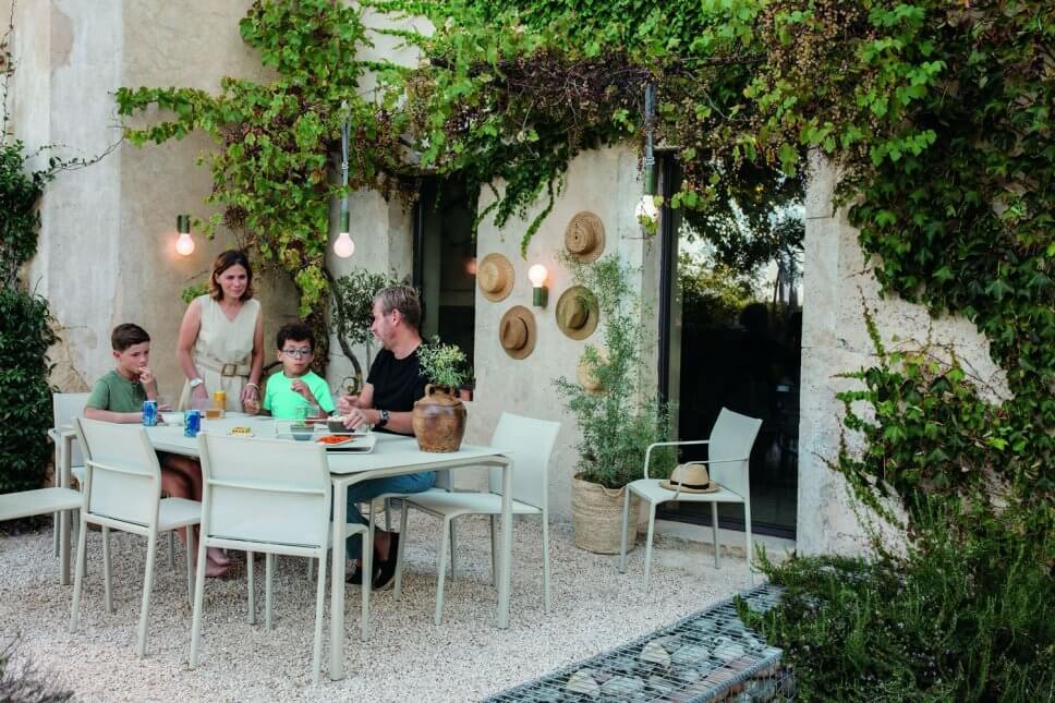 Terrasse mit Außenleuchten stimmungsvoll beleuchtet