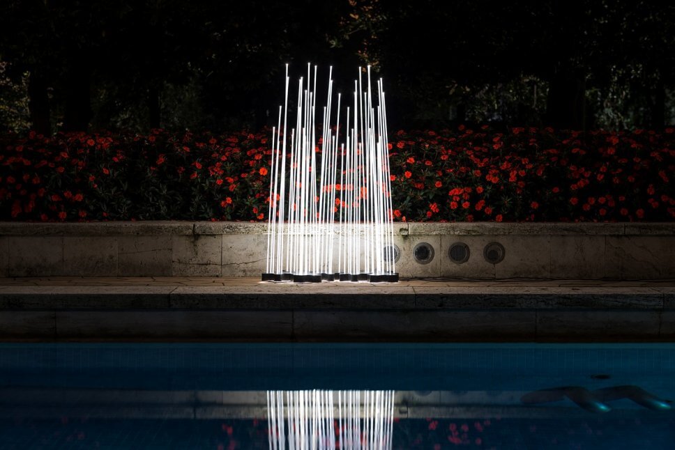 Terrasse mit Außenleuchten stimmungsvoll beleuchtet