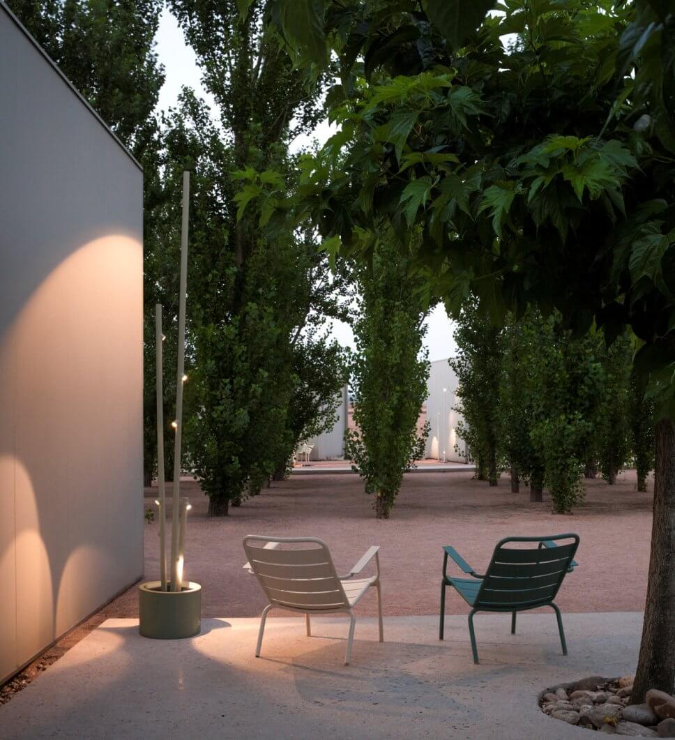 Terrasse mit Außenleuchten stimmungsvoll beleuchtet