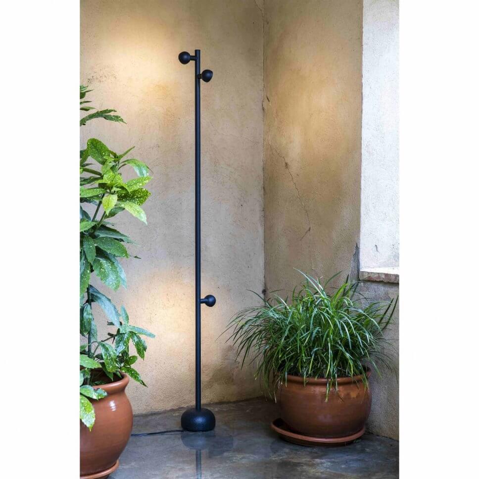 Terrasse mit Außenleuchten stimmungsvoll beleuchtet