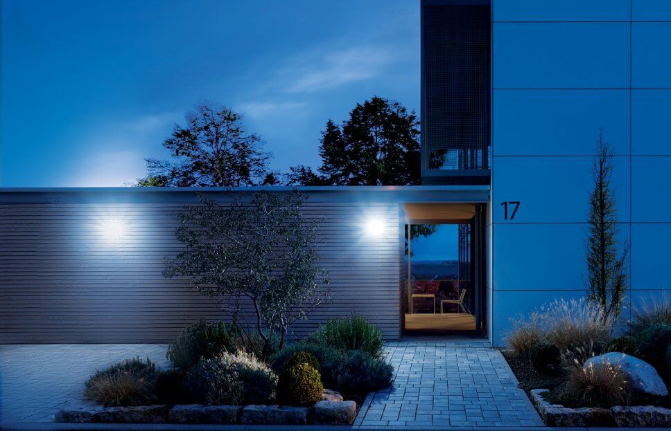 Modernes Haus mit Außenleuchten stimmungsvoll beleuchtet
