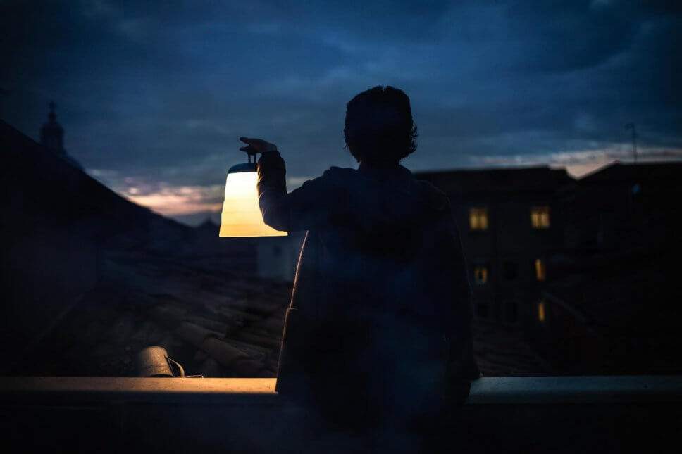 Terrasse mit Außenleuchten stimmungsvoll beleuchtet