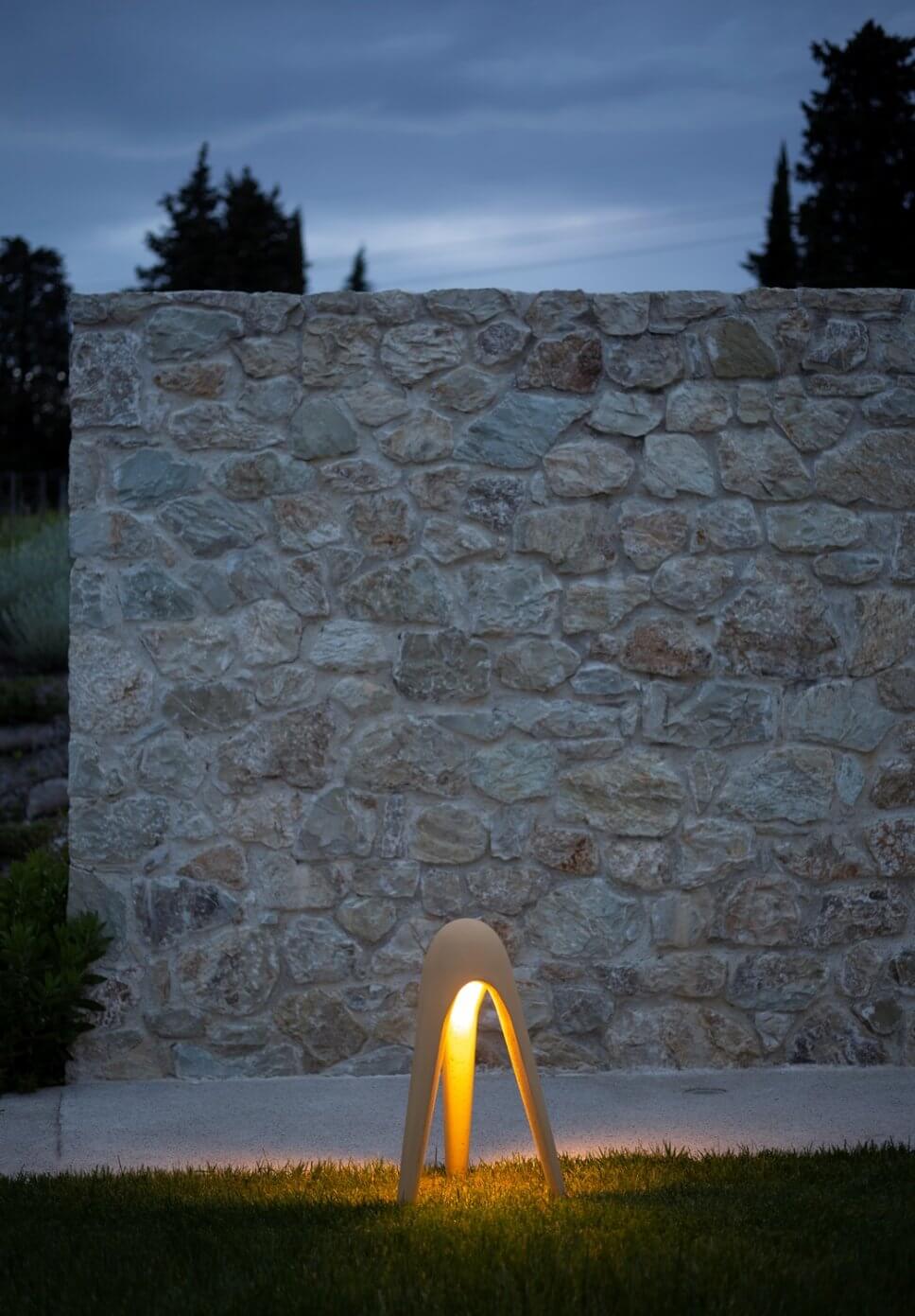 Garten mit Außenleuchten stimmungsvoll beleuchtet