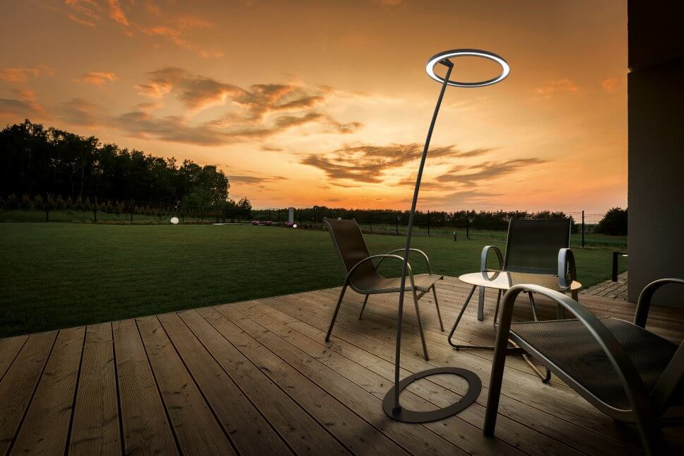 Terrasse mit Außenleuchten stimmungsvoll beleuchtet