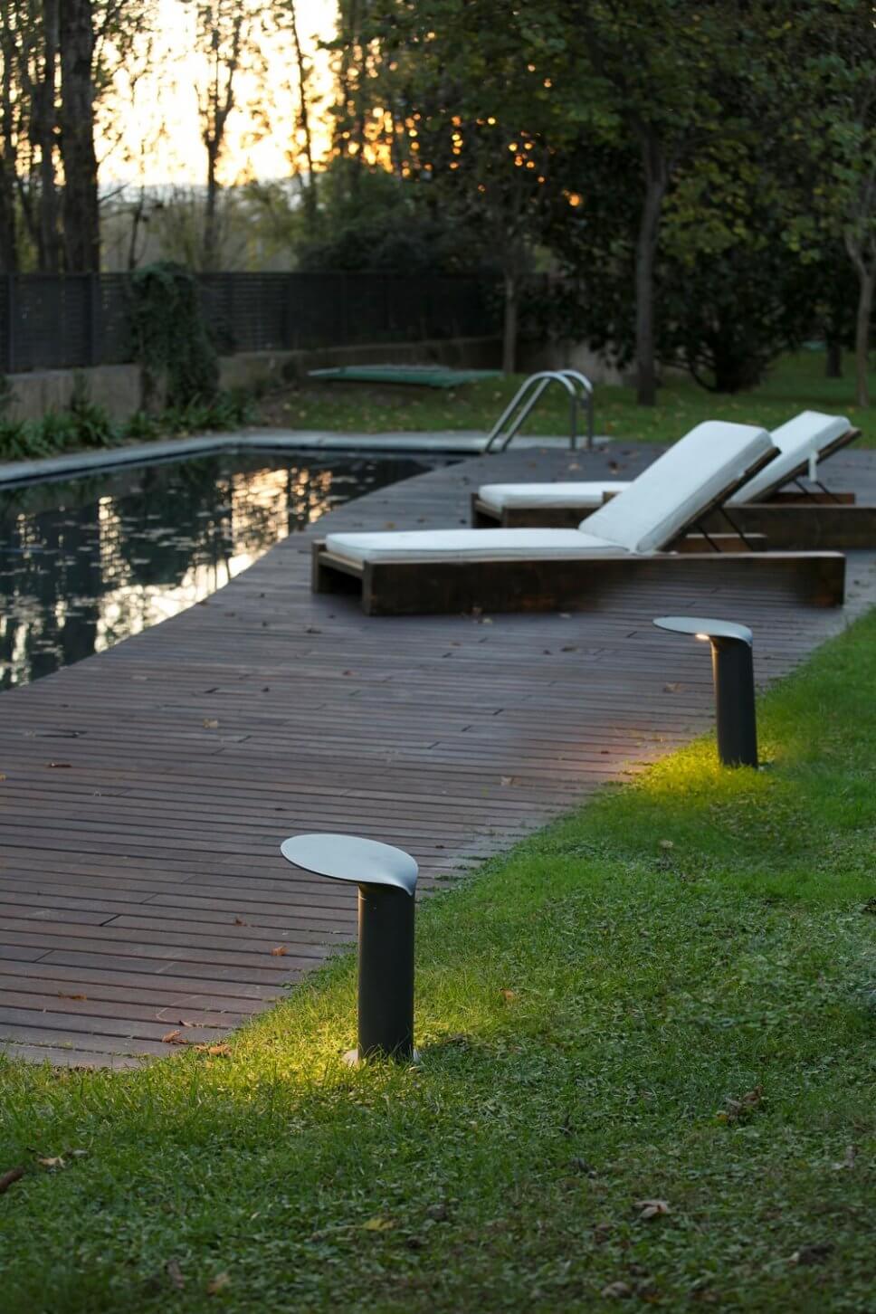 Terrasse mit Außenleuchten stimmungsvoll beleuchtet