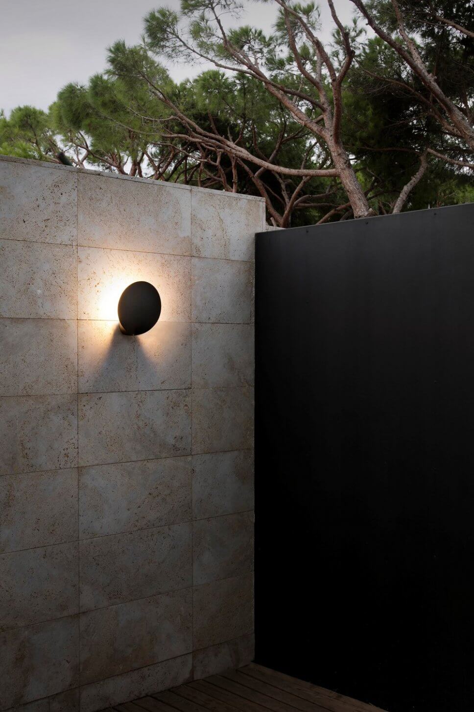 Modernes Haus mit Außenleuchten stimmungsvoll beleuchtet