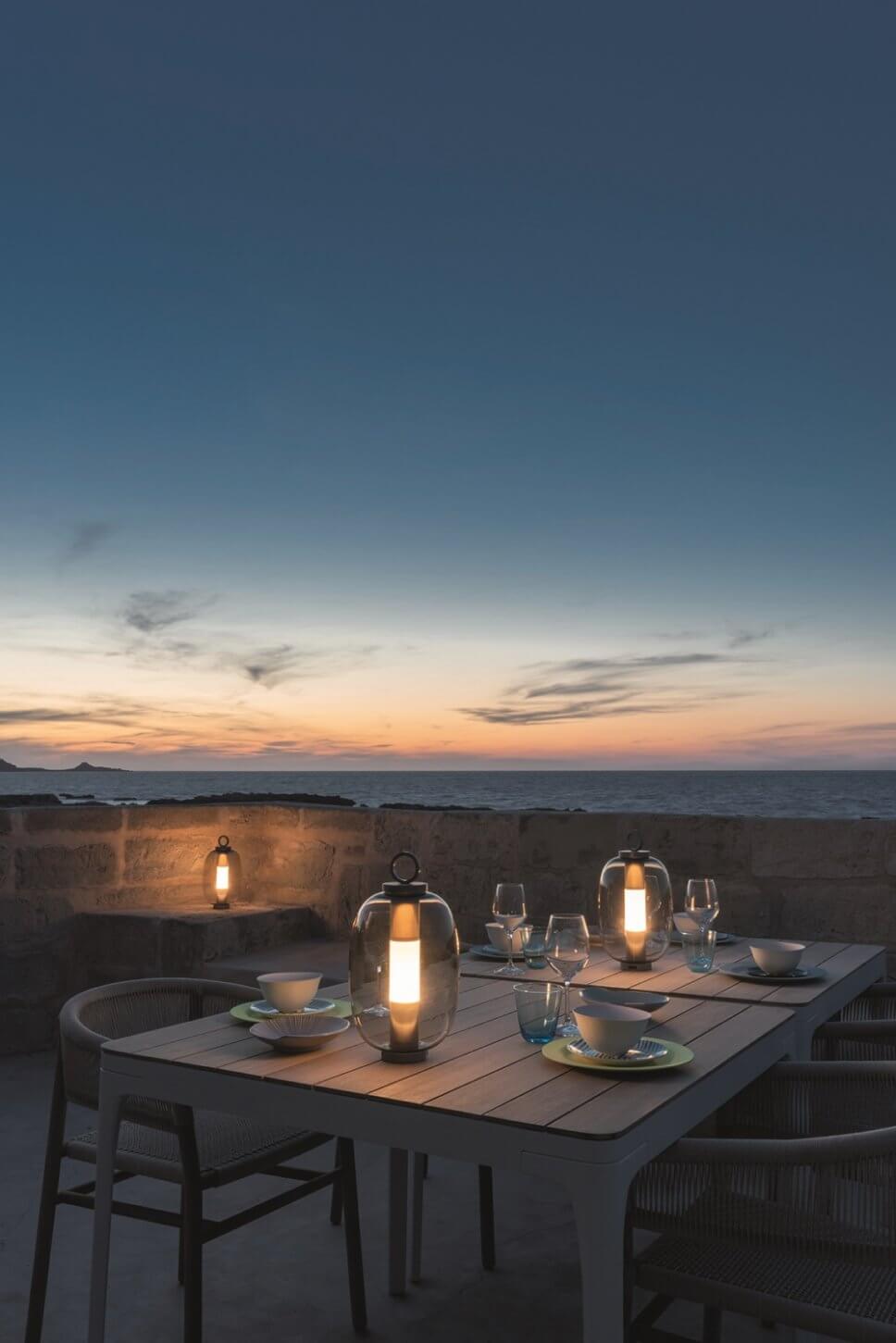 Terrasse mit Außenleuchten stimmungsvoll beleuchtet