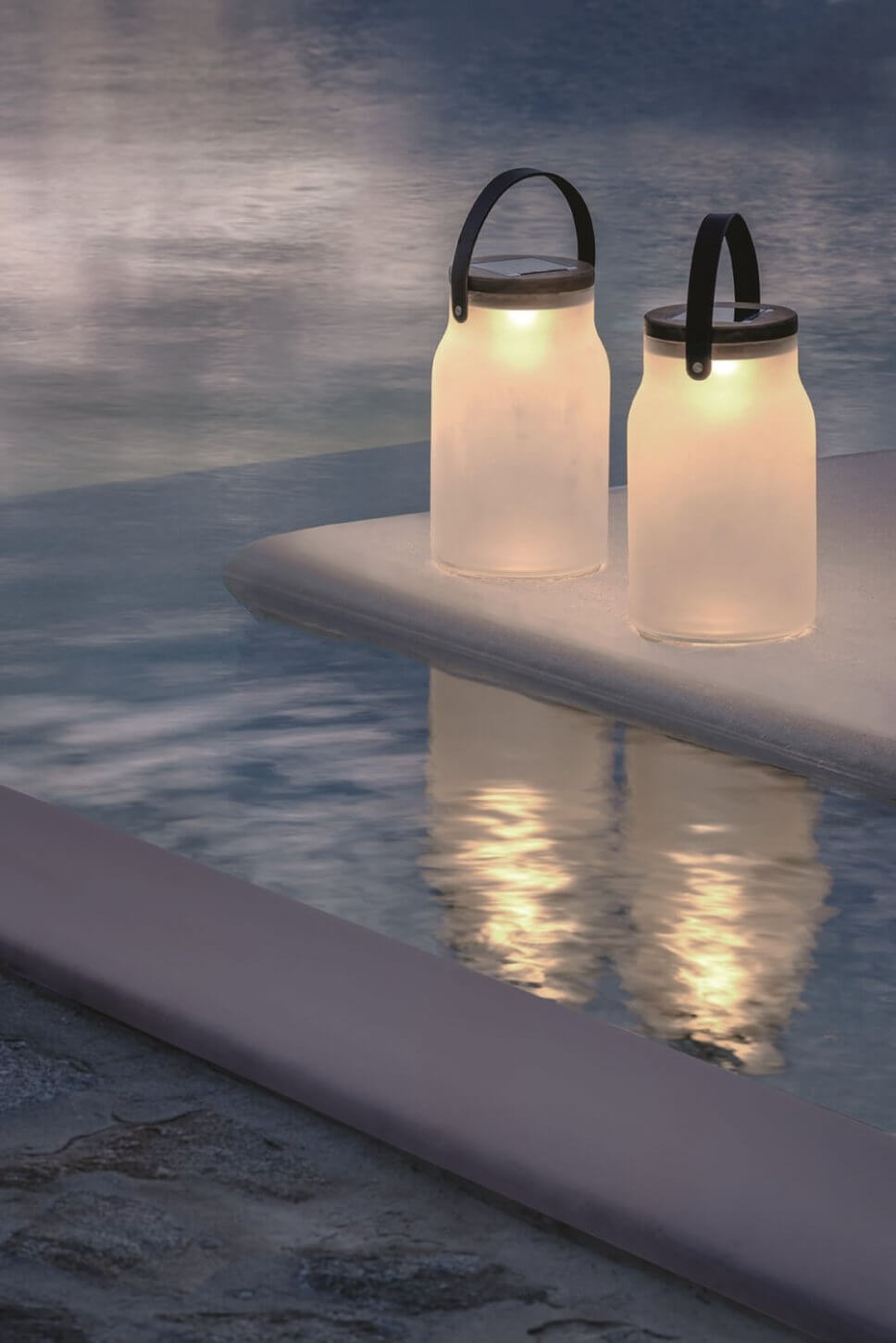 Pool mit Außenleuchten stimmungsvoll beleuchtet