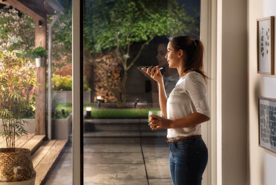 Terrasse mit Außenleuchten stimmungsvoll beleuchtet