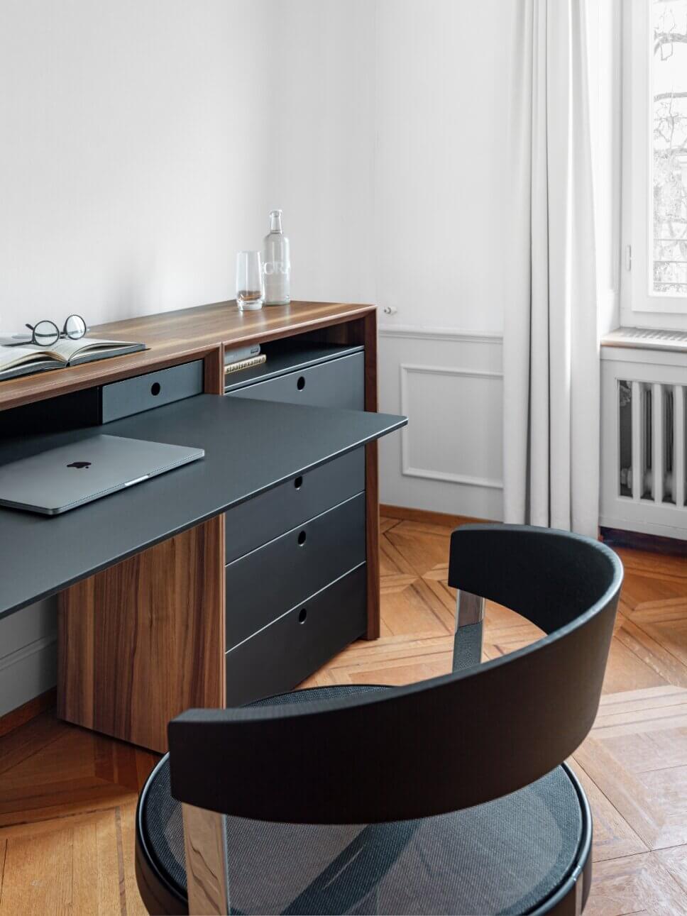 Schlanker Schreibtisch in modern eingerichtetem Wohnzimmer