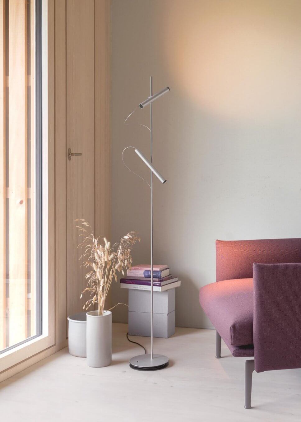 Schlanke Stehleuchte in modern eingerichtetem Wohnzimmer