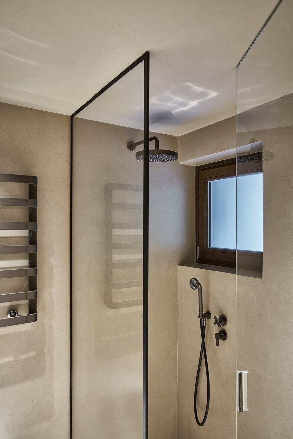 Minimalistisch eingerichtetes Badezimmer mit Dusche