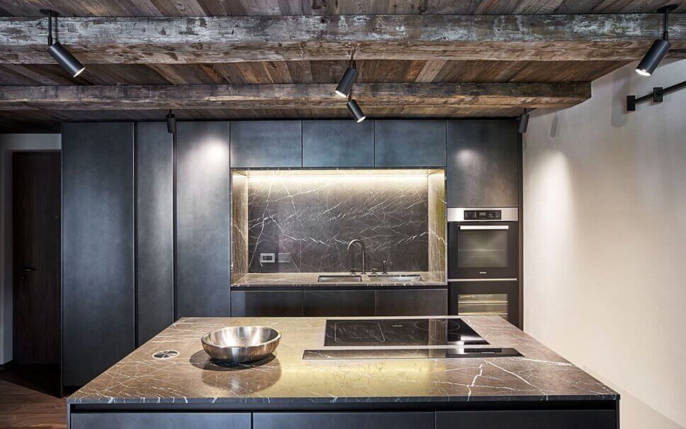 Minimalistisch eingerichtete offene Küche im modernen Chalet-Stil