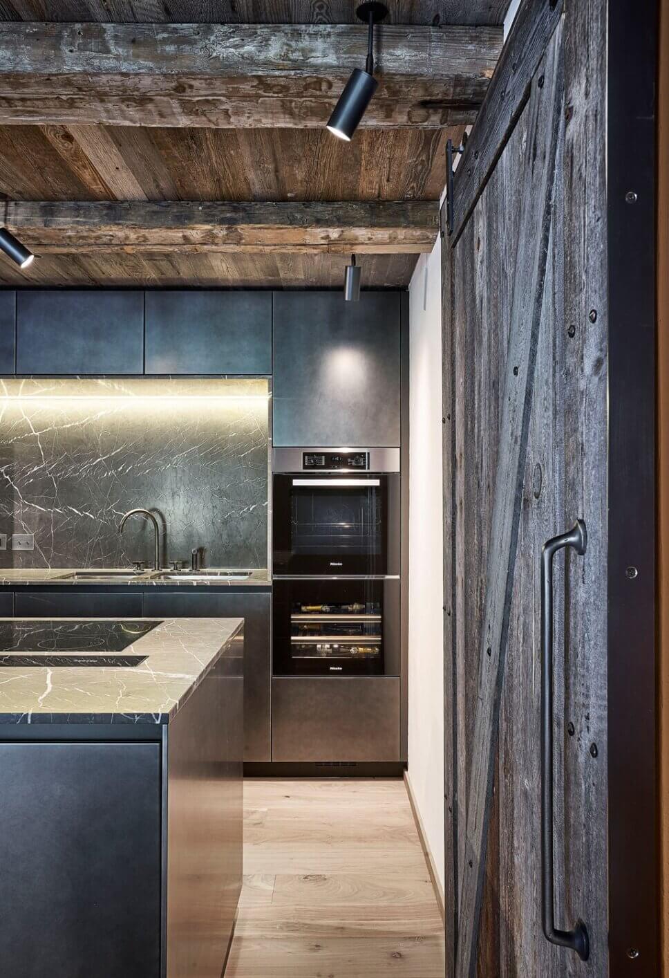 Minimalistisch eingerichtete offene Küche im modernen Chalet-Stil