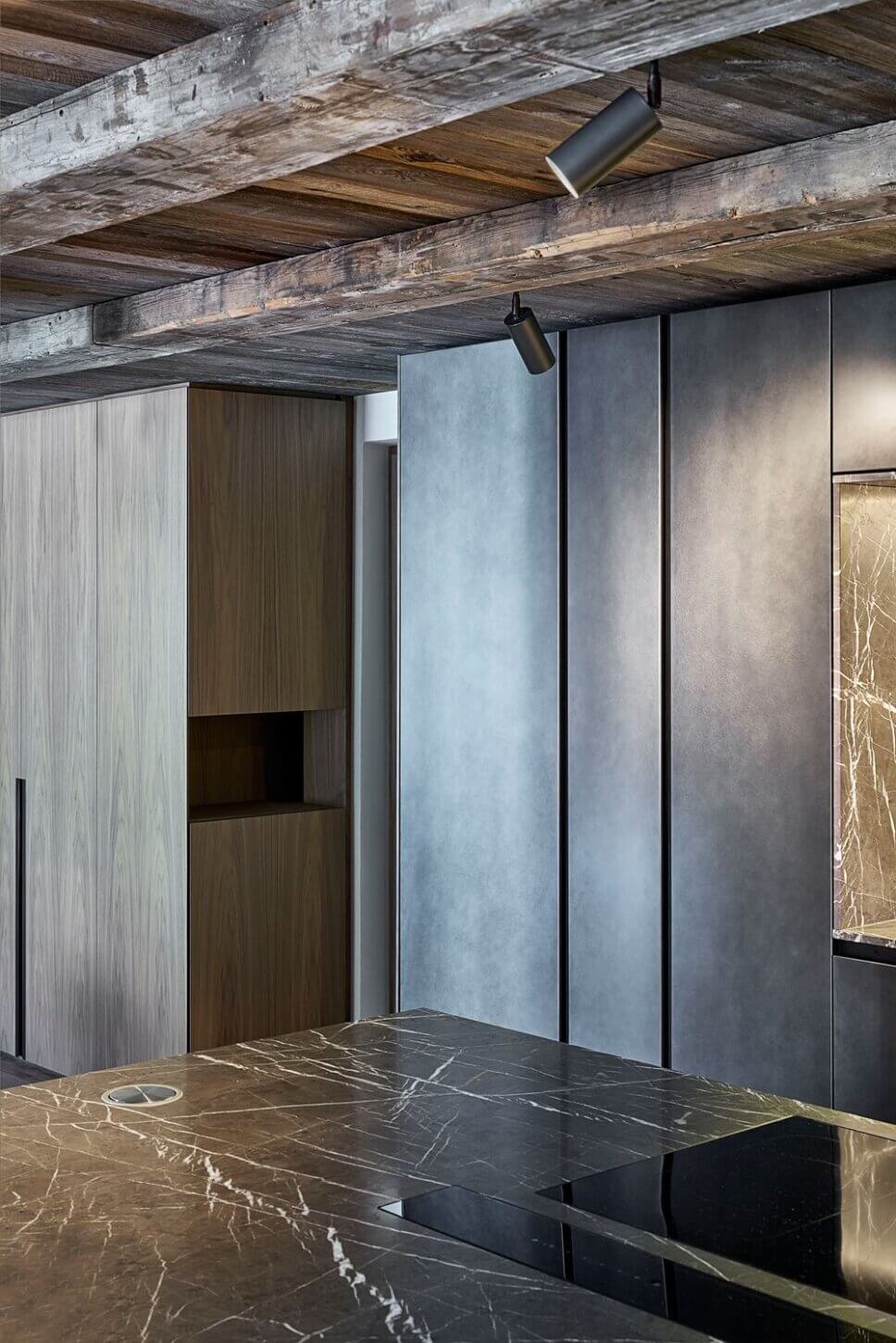 Minimalistisch eingerichtete offene Küche im modernen Chalet-Stil