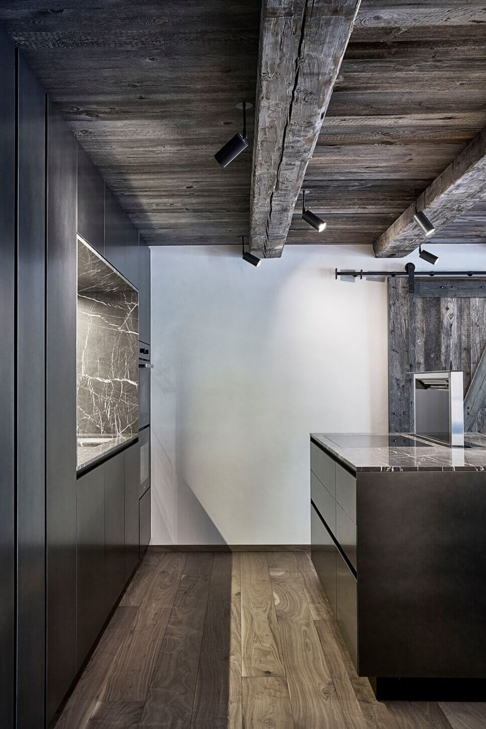 Minimalistisch eingerichtete offene Küche im modernen Chalet-Stil