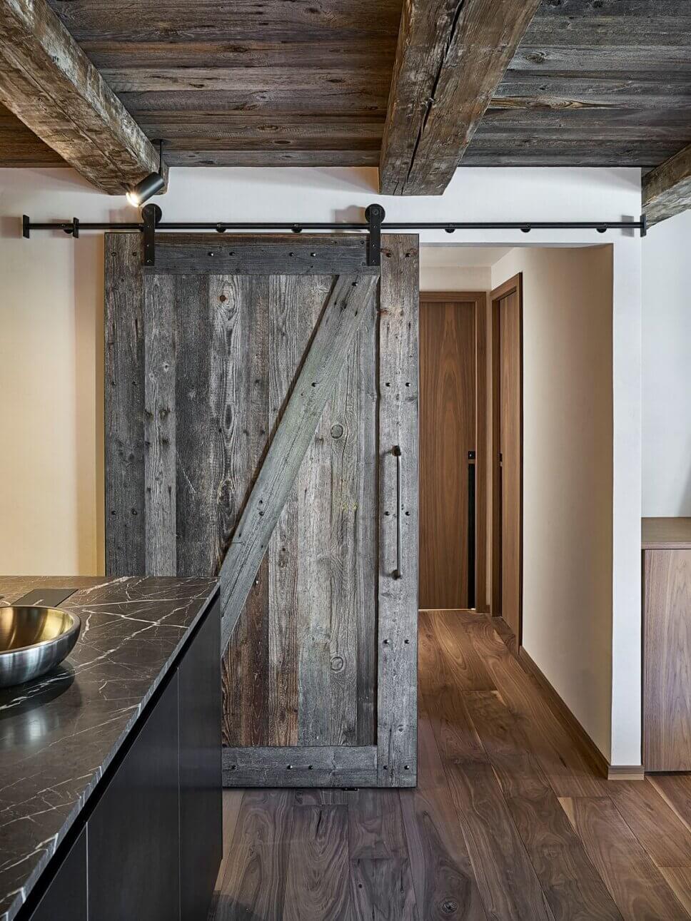 Minimalistisch eingerichtete offene Küche im modernen Chalet-Stil