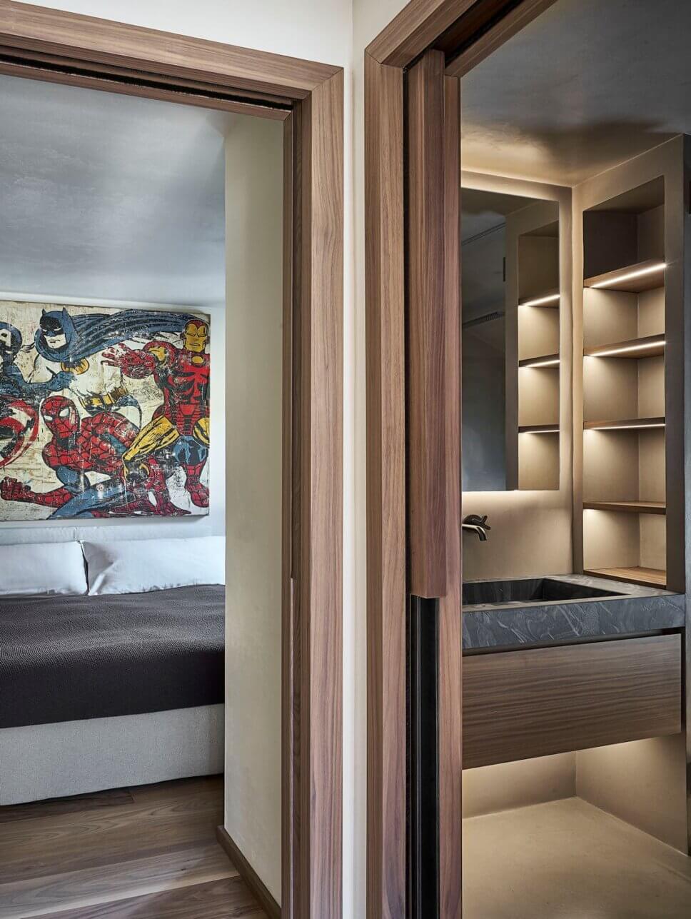 Minimalistisch eingerichtetes Schlafzimmer mit Polsterbett und Bad en suite