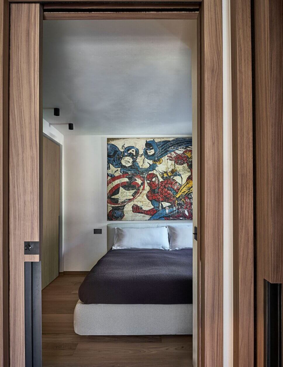 Minimalistisch eingerichtetes Schlafzimmer mit Polsterbett und Einbauschrank