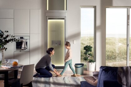 Gläserner Mini-Aufzug in modern eingerichtem Haus