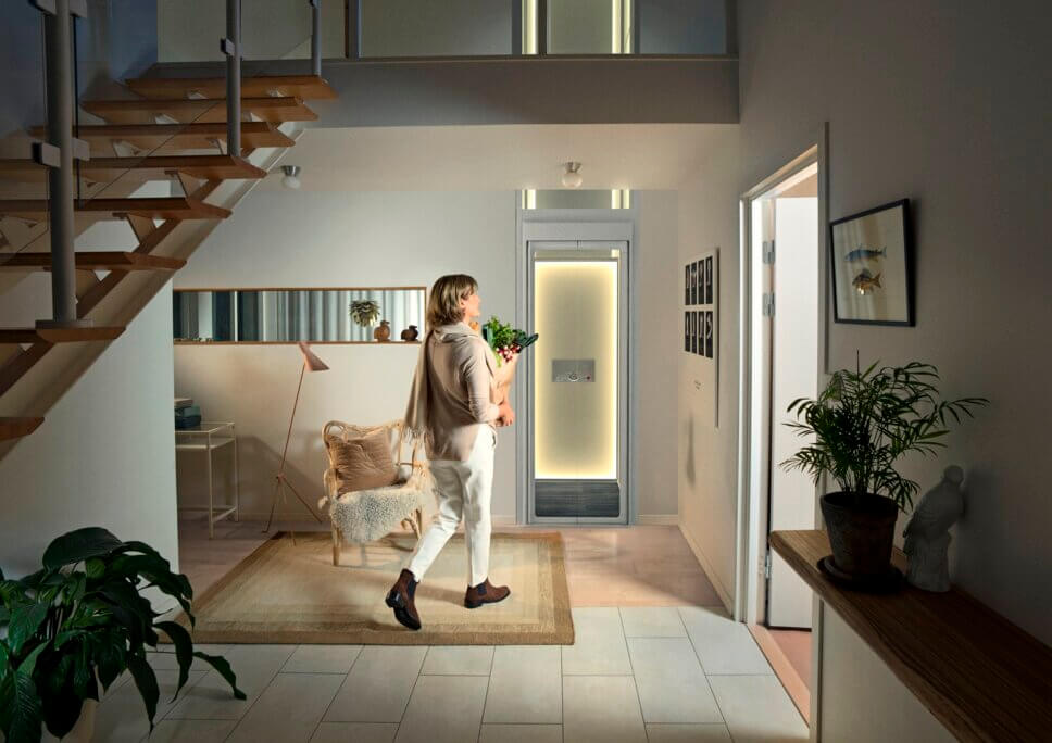 Gläserner Mini-Aufzug in modern eingerichtem Haus