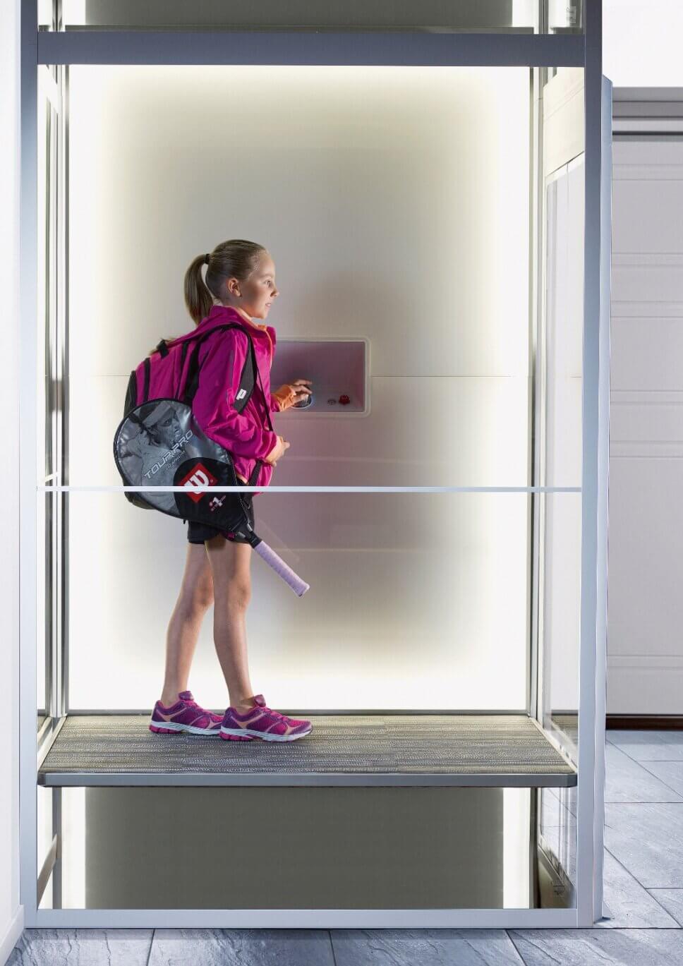 Gläserner Mini-Aufzug in modern eingerichtem Haus