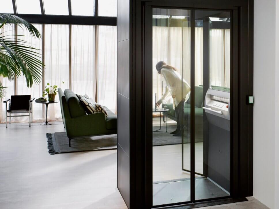 Gläserner Mini-Aufzug in modern eingerichtem Haus